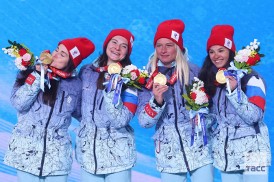 Объятия и слезы российских лыжниц после золота в эстафете на Олимпиаде в Пекине